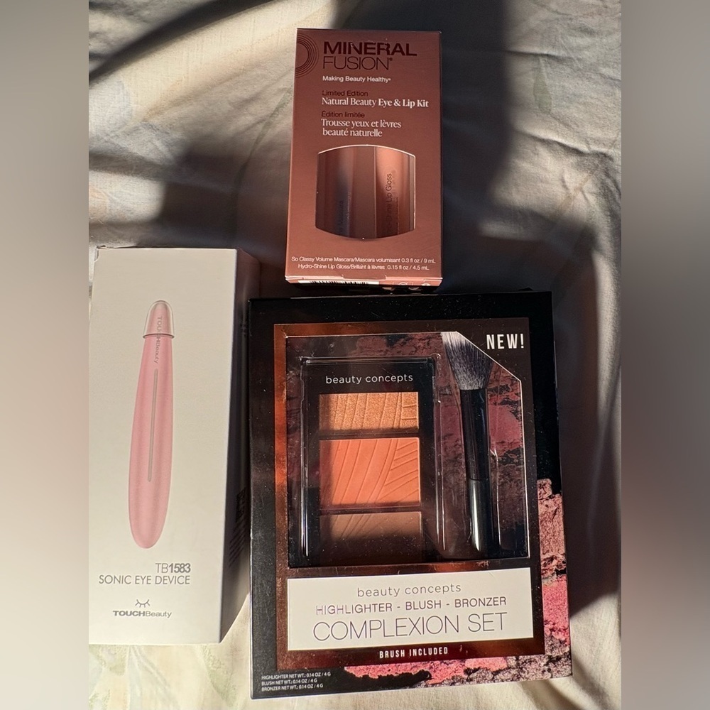 Mineral Fusion Eye & Lip Kit & Beauty Concepts Complexion Set
Sonic Eye device